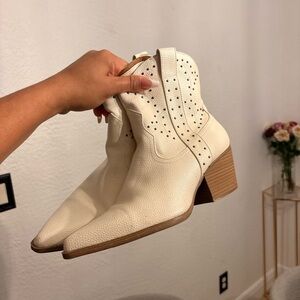 Elegant Cream Western Ankle Boots (Universal Thread)